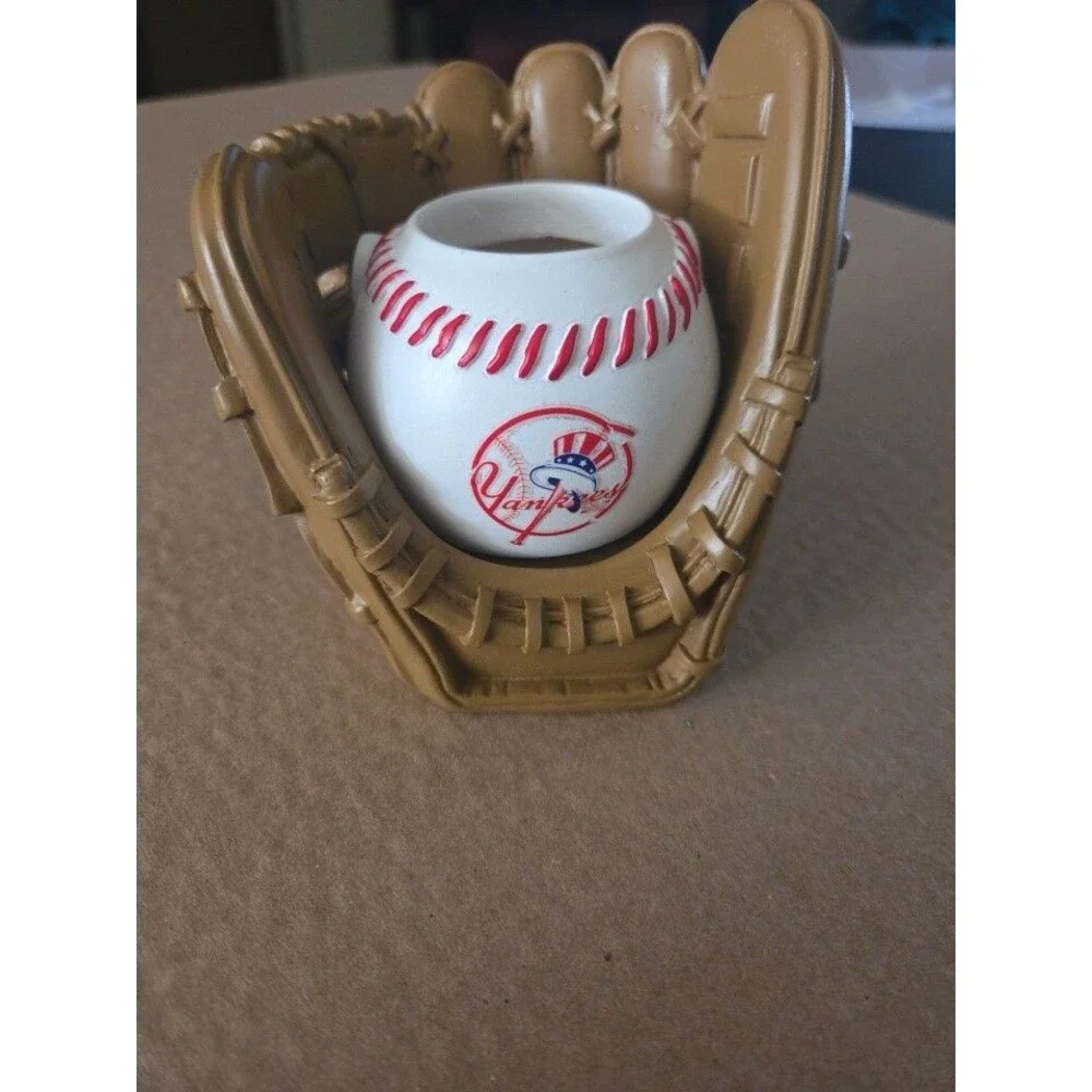 New York Yankees MLB Baseball Planter Ball in Glove Decor w/ ceramic flower pot.